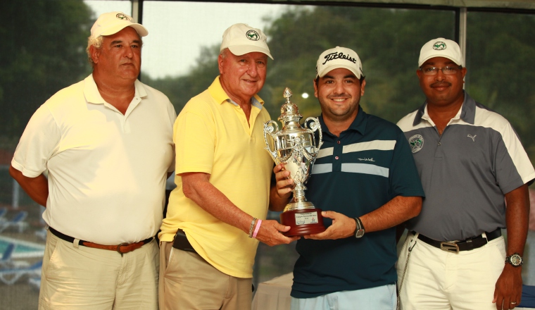 Cargiulo junto a los miembros de Apagolf. Cargiulo junto a los miembros de Apagolf. /Foto Anayansi Gamez
