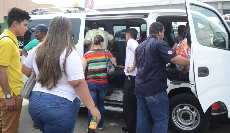 El desorden de los buses pirata son otro de los inconvenientes que enfrentan los panameños, ya que no tienen otra opción para llegar a su lugar de destino, lo que demuestra la incapacidad de las autoridades de poder garantizar el derecho a la movilización.