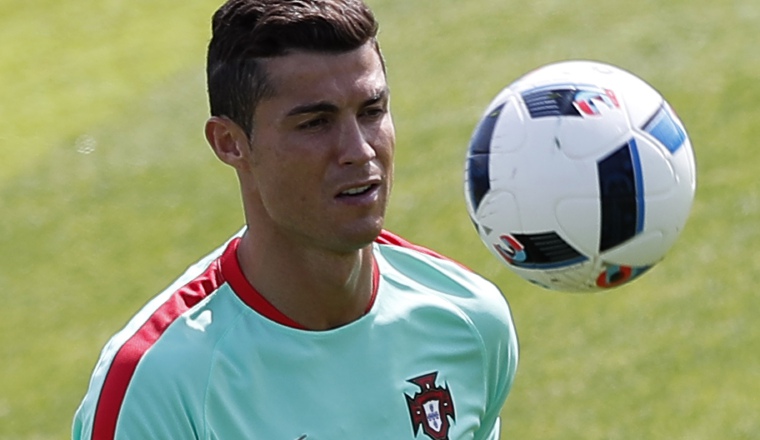 Cristiano Ronaldo dos Santos Aveiro, mejor conocido como Cristiano Ronaldo, es un futbolista portugués. Juega como delantero en el Real Madrid Club de Fútbol de la Primera División de España. Cristiano Ronaldo dos Santos Aveiro, mejor conocido como Cristiano Ronaldo, es un futbolista portugués. Juega como delantero en el Real Madrid Club de Fútbol de la Primera División de España.