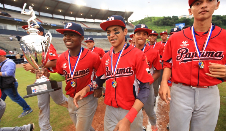 Los jugadores recorren el terreno de juego. Los jugadores recorren el terreno de juego. /Foto Anayansi Gamez