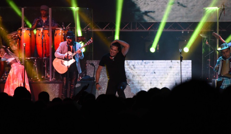Mucha energía sobre el escenario. 