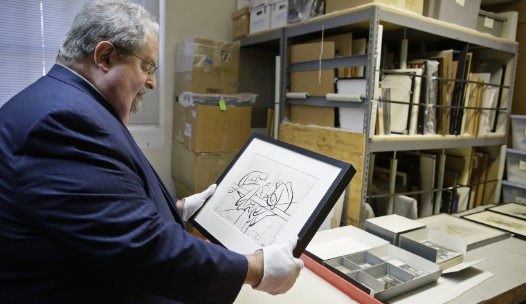 Andrew Kluger   mira un dibujo de Diego Rivera de 1930. /Foto AP.