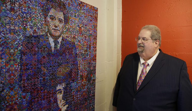 Andrew Kluger observa  un retrato del fundador Peter Rodríguez. /Foto AP