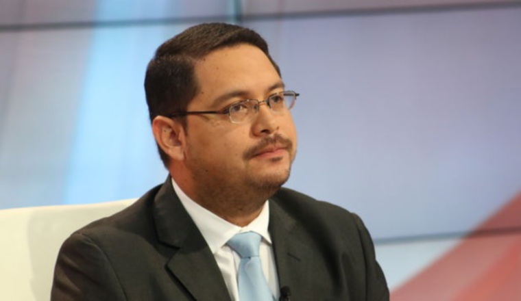 El director del Tránsito, Julio González, insiste en decir que solo los buses censados pueden prestar el servicio, en contraposición con el panorama real. Además, bajo su administración se le ha dado el aval a la piratería. Desconexión con la realidad: El director del Tránsito, Julio González, insiste en decir que solo los buses censados pueden prestar el servicio, en contraposición con el panorama real. Además, bajo su administración se le ha dado el aval a la piratería.