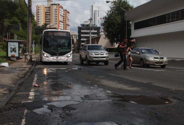 La condición de las calles de la ciudad capital y San Miguelito no facilita la labor de los metrobuses que cada día sufren un deterioro que repercute directamente en el bolsillo de los panameños. /Foto Archivo