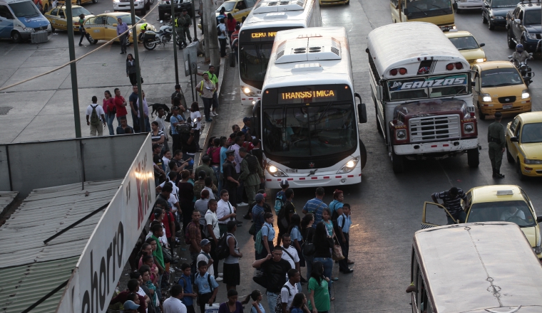 En respuesta el Gobierno dijo que se ampliará la flota, pero se analizan cambios en las zonas pagas y se intentará cumplir con el carril exclusivo para el metrobús, que ya existe en algunas áreas de la capital. Solución a corto plazo: En respuesta el Gobierno dijo que se ampliará la flota, pero se analizan cambios en las zonas pagas y se intentará cumplir con el carril exclusivo para el metrobús, que ya existe en algunas áreas de la capital.