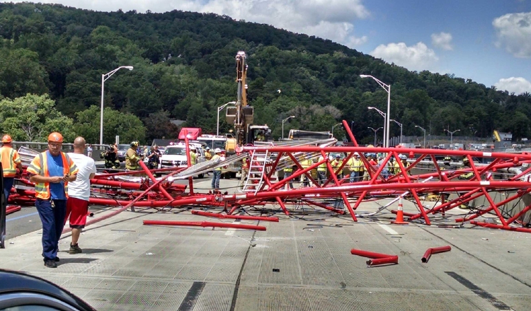 Los escombros quedaron sobre las obras del puente. /Foto AP