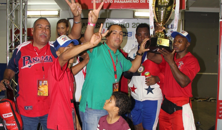El equipo masculino de Panamá celebra el título obtenido por segundo año consecutivo en el Guantes de Oro. /Foto Pandeportes/ Cortesía