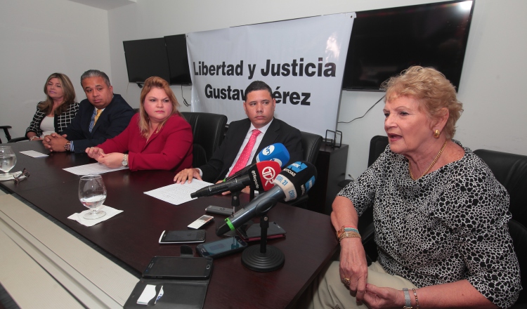 Familiares de Gustavo Pérez piden un alto a la persecución de inocentes. /Foto Víctor Arosemena