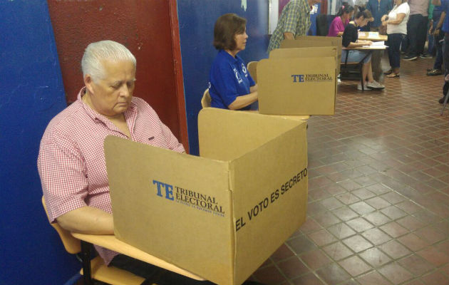 Ernesto Pérez Balladares y su esposa, ejerciendo el voto. Foto/Víctor Arosemena