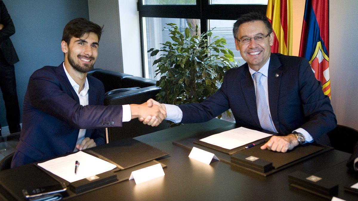 Josep Maria Bartomeu (der.), presidente del FC Barcelona, saluda a André Gomes luego de finiquitar el contrato.