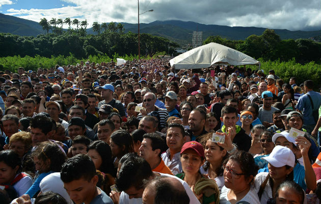Hace dos semanas miles de personas pasaron la frontera buscando alimento. FOTO/EFE