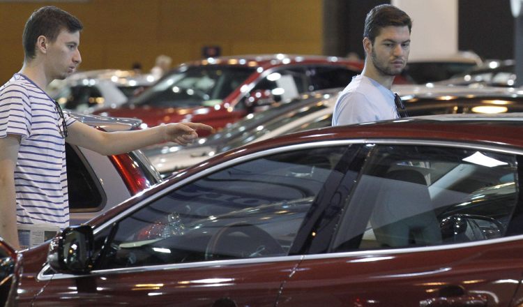 Caen ventas de autos