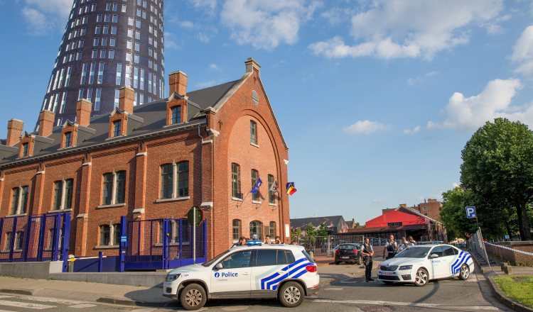 Agentes policiales de Charleroi patrullan el lugar donde dos oficiales de policía fueron atacados. /Foto AP