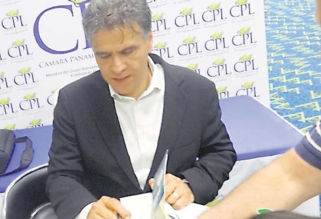 El renombrado escritor dedicó su libro a sus lectores.