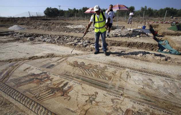 El mosaico muestra una escena con carros de caballos. Foto/ EFE