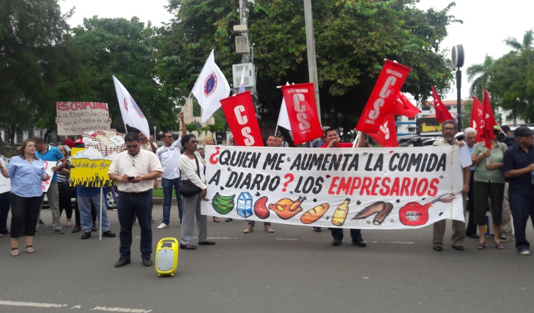 Dirigentes de nueve sindicatos de trabajadores atribuyen el alto costo de la vida a la especulación que existe en el mercado. /Foto Archivo