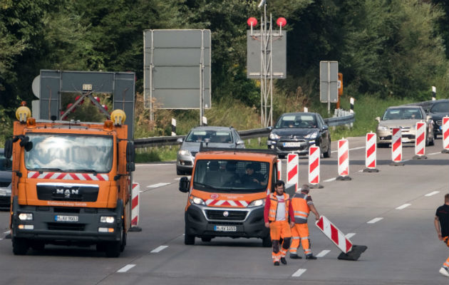 El tráfico en la autopista A2 se desvía debido a una posible desactivación de bombas, FOTO/AP