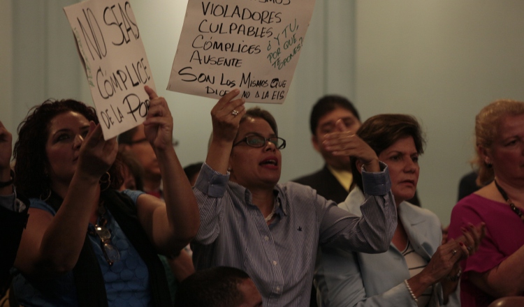 Grupos a favor y en contra de este proyecto asistieron a la instalación de la Comisión de la Salud. /Foto Víctor Arosemena