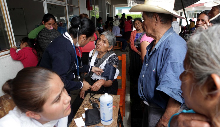 Ofrecen ayuda a los damnificados. /Foto EFE