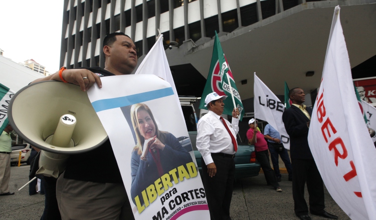 Manifestantes pronunciaron consignas en contra de la persecución política e intervención del Ejecutivo en la justicia. /Foto Edwin González