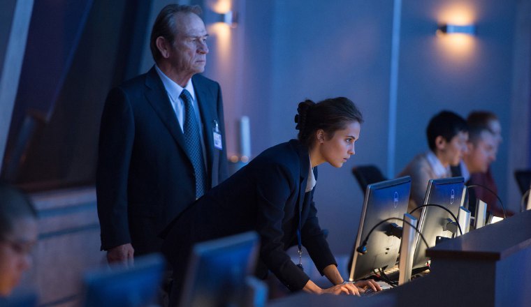 La película retrata en parte el mundo de la vigilancia gubernamental y presenta a agentes de la CIA interpretados por Tommy Lee Jones y Alicia Vikander, ganadora del Óscar a mejor actriz.