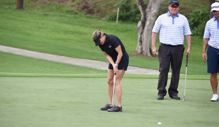 4.  En el prestigioso  evento de golf también se dieron cita las damas.