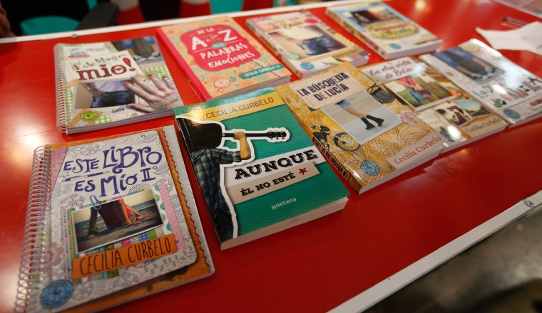 Algunos de sus otros libros. Le gustan las portadas llamativas. Algunos de sus otros libros. Le gustan las portadas llamativas. /Foto Aurelio Herrera Suira