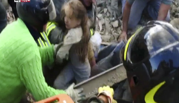 Una niña de 10 años salió con vida en Pescara del Tronto. Una niña de 10 años salió con vida en Pescara del Tronto. /Foto AP
