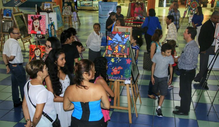 Las personas hicieron un alto en sus compras para ver las obras. Las personas hicieron un alto en sus compras para ver las obras. /Foto Cortesía