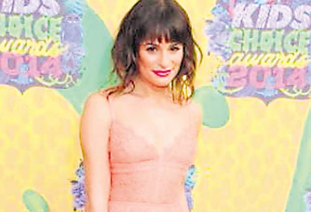 Lea Michelle: En la reciente entrega de los Kid's Choice Awards, Lea Michele optó por un minivestido de encaje color mamey, mismo que complementó con unos zapatos en tono nude.