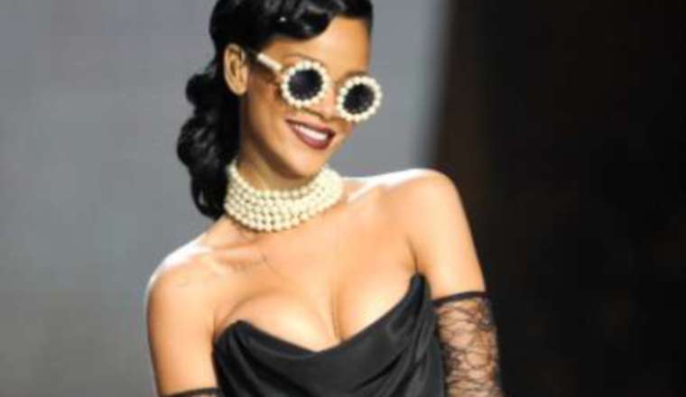 Rihanna Rihanna: buscando la forma de explotar su sensualidad al máximo. Ella siempre aprovecha los encajes, esta vez con unos guantes largos muy al estilo “boudoir”.