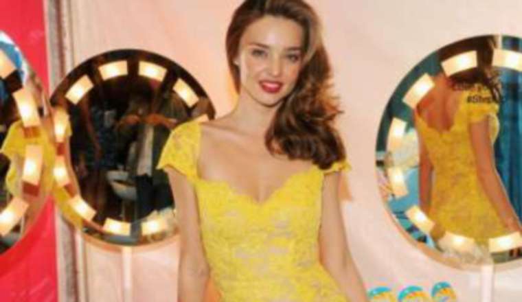  Miranda Kerr: El encaje no tiene por qué ser utilizado siempre en tonalidades sobrias, y Miranda Kerr lo sabe bien. ¿Qué te parece este entallado vestido amarillo?