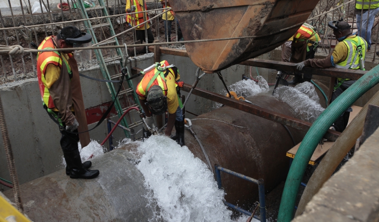 La ruptura de tuberías provoca el interrumpido servicio de agua en todo el país, unas de las quejas ciudadanas más frecuentes. /Foto Archivo