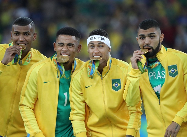 Neymar celebra con sus compañeros. Foto/EFE