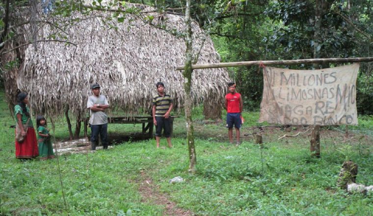 Resultados: Una familia ngäbe buglé contempla las pérdidas materiales sufridas luego de la inundación de su casa, esto fue el miércoles donde también se afectaron las vías de comunicación entre comunidades.