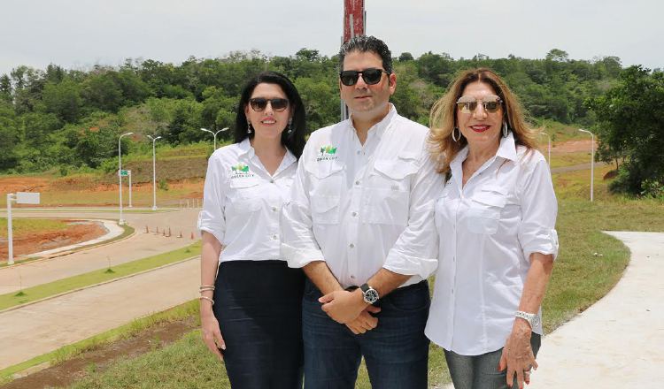 1. Ariela Esses de Sultan, Mauricio Esses y Fifi Esses.