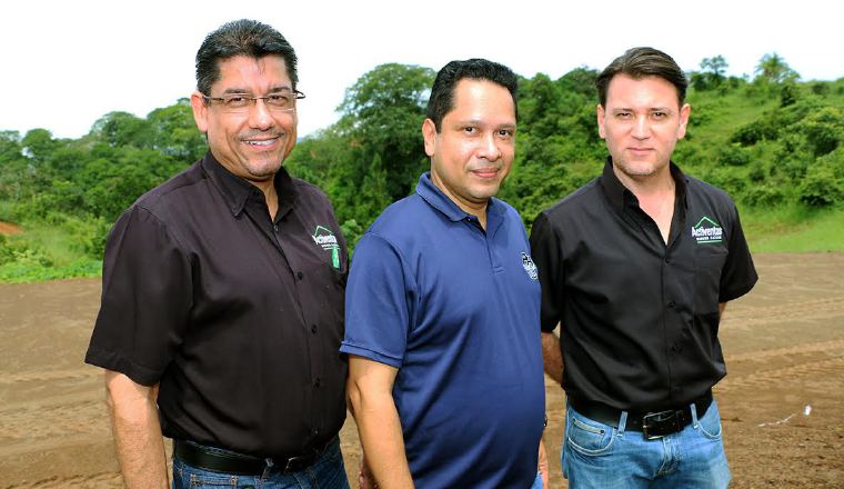 2. Allan Guevara, Luis Milord y Emir Torres.