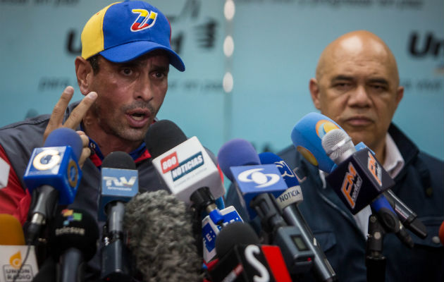 Henrique Capriles y los miembros de la Mesa de Unidad Democrática. FOTO:EFE