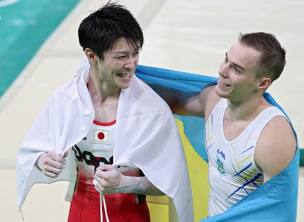 Uchimura junto a Oleg Verniaiev. Foto/EFE Uchimura junto a Oleg Verniaiev. Foto/EFE