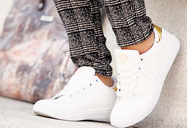 Las zapatillas blancas sencillas son un “must” actualmente.