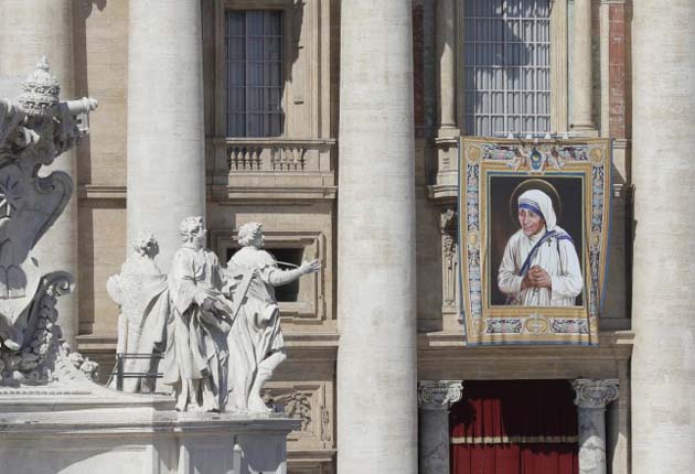 Un tapiz que representa a la Madre Teresa en el balcón de la basílica de San Pedro durante la misa de canonización en el Vaticano. /Foto AP