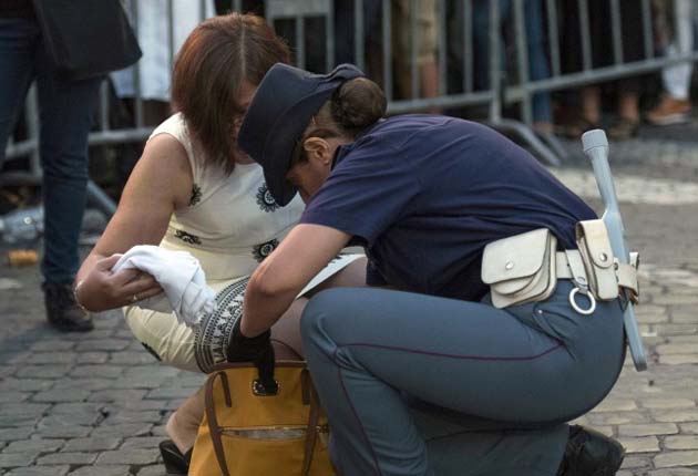 Hubo fuertes medidas de seguridad para entrar a la plaza. /Foto AP
