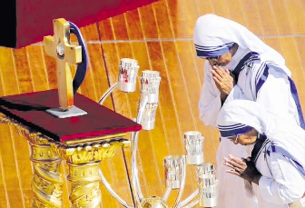 Exponen reliquias de madre Teresa en catedral de Guatemala