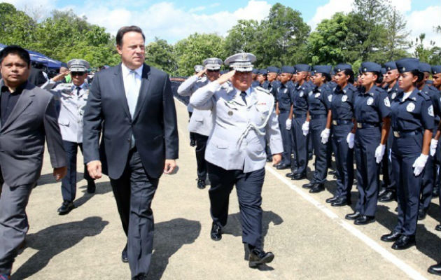 El ministro de Seguridad (i) y el jefe de la Policía (d) están entre los beneficiados.