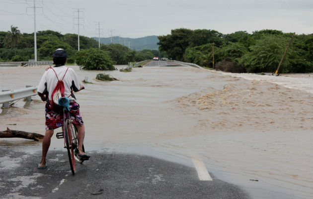 Varios caminos están cerrados por las inundaciones. FOTO/AP