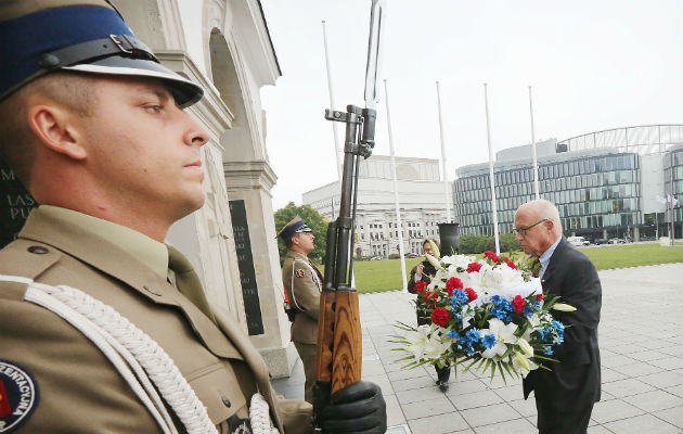 El grupo colocó una ofrenda floral con los colores estadounidenses rojo, blanco y azul en la Tumba del Soldado Desconocido en Varsovia. FOTO/AP