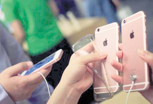 Los auriculares tradicionales serán sustituidos por unos inalámbricos. /Foto EFE