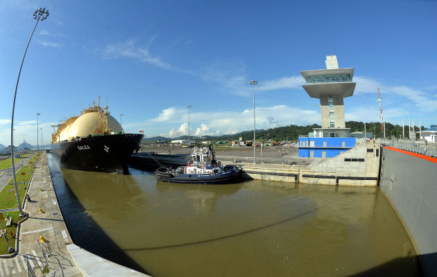 Galea, primer buque tipo MOSS (tanquero con forma esférica), en transitar el Canal ampliado. Foto/ACP