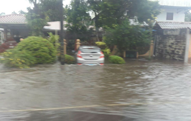 Casas y vehículos afectados por el nivel de las aguas. Foto: Mayra Madrid.